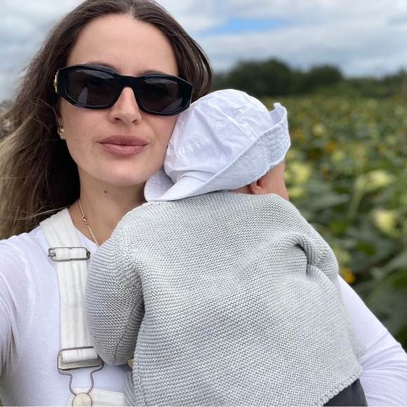 LIKE TO BE NOTIFIED WHEN I GO LIVE Meet your Posher, Ledia - Picture 2 of 7